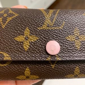 SOLD - Louis Vuitton 6 ring key holder